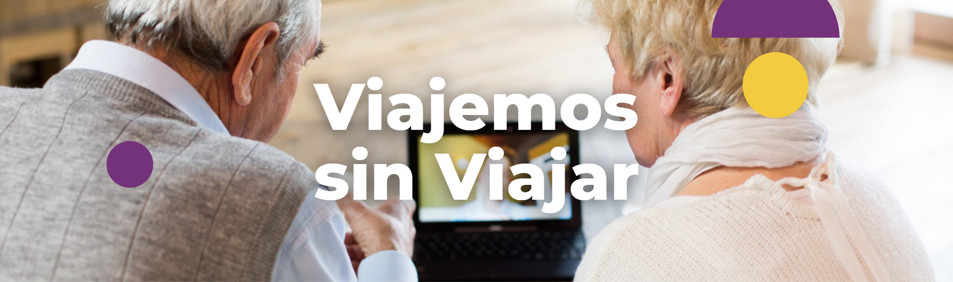 Imagen de portada de sección Viajemos sin viajar - Se visualiza una pareja de adultos mayores frente a tablet