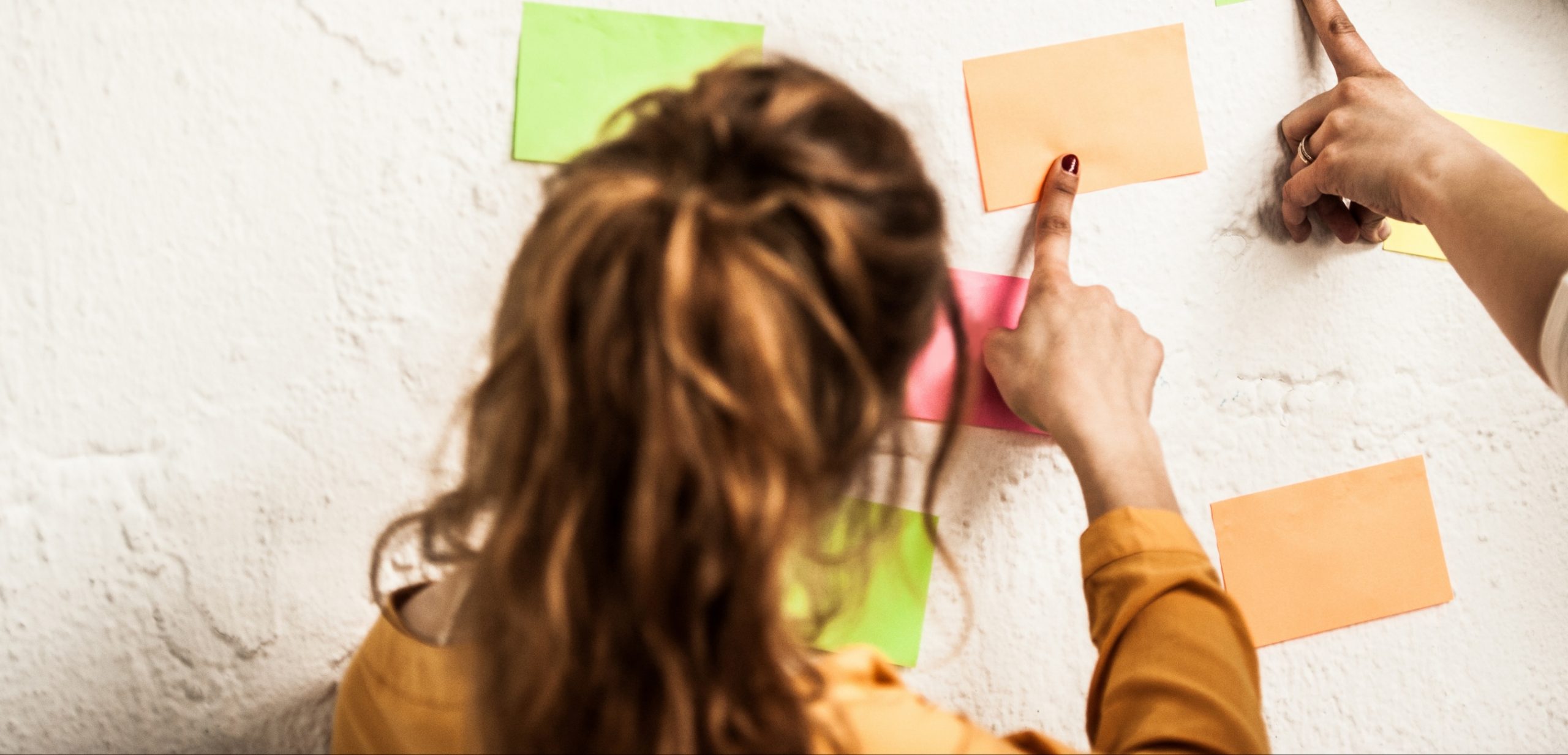 Imagen de portada de "El Equipo" en donde se visualiza una chica escribiendo en un postit